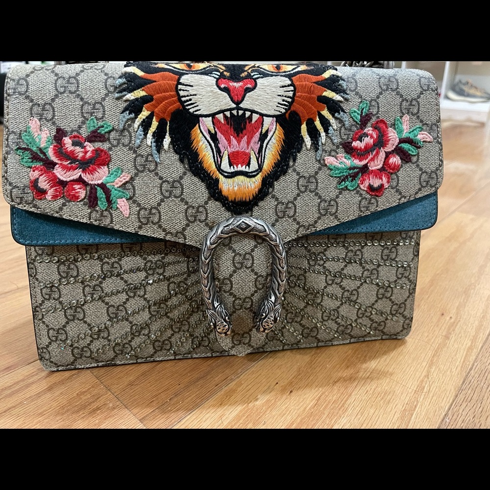 Gucci Dionysus GG Supreme
Medium Angry Cat Bag with
Swavorski Crystals